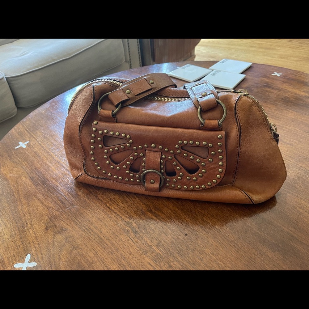 Medium size authentic Michael Kors leather. Beautiful details